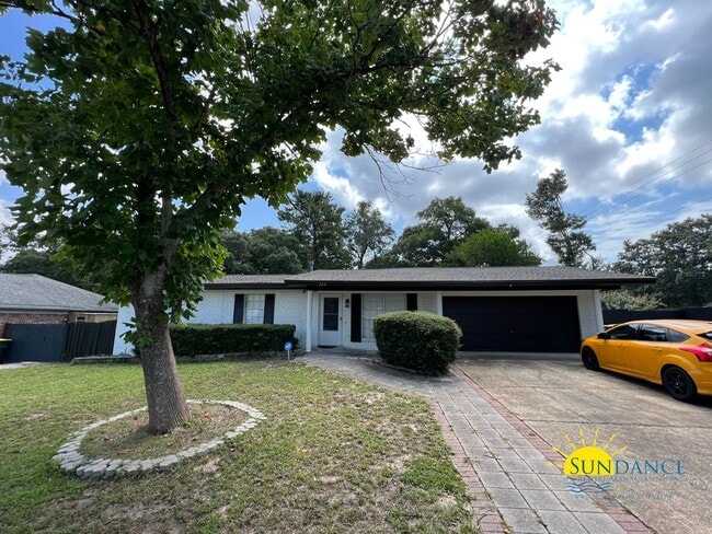 Building Photo - Stunning 3 Bedroom home in Fort Walton Beach!