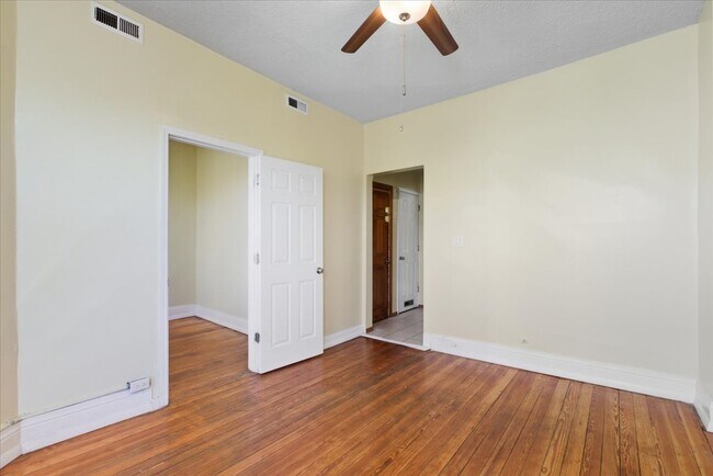 Photo - 3107 N Bernard St Unidad 2