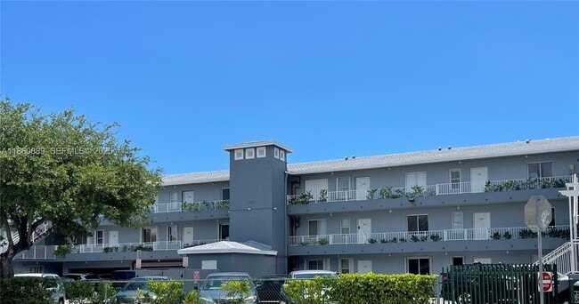 Building Photo - 1852 SW 7th St Unit 203