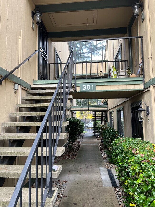 Enjoy living at Del Verde Square! Condo Unit 8 Condo for Rent in