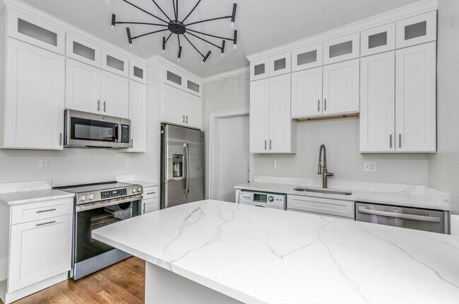 Building Photo - 369 Tappan St Unit 6