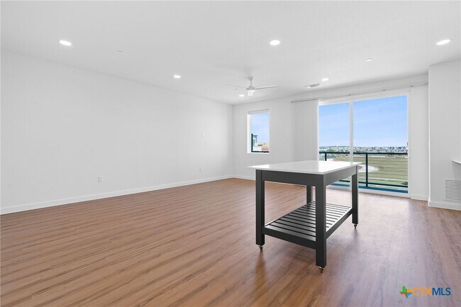 Photo - 2165 Gabriels Pl Unidad 1303