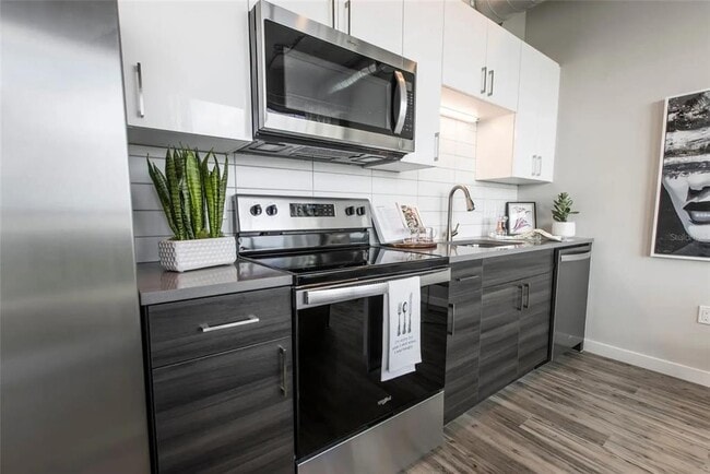 Photo - 160 16th St N