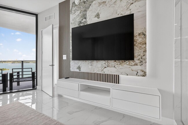 Building Photo - 700 NE 23rd St Unit 2006