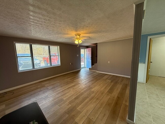 Photo - Knoxville 37938 - 2 bedroom, 1 bath - Contact Susan Niedergeses (865) 300-4722