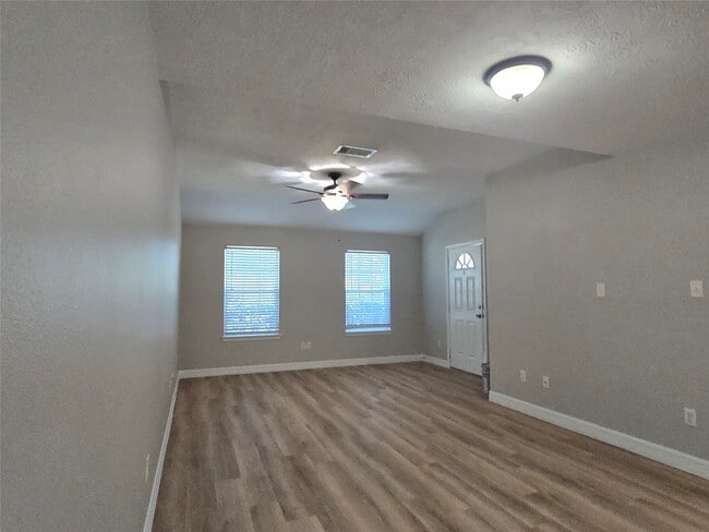 1043 Mann Rd
