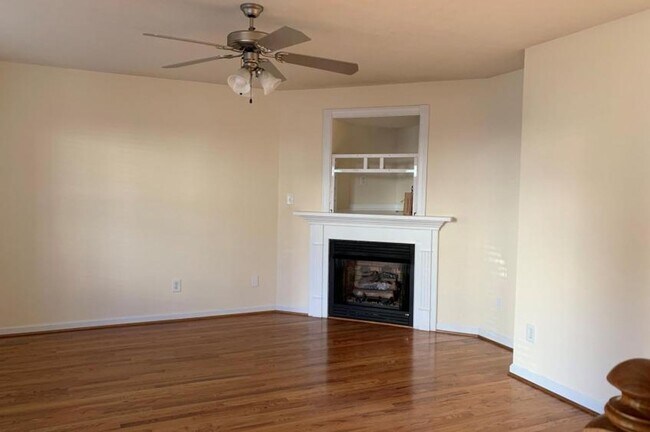 Photo - End Unit Townhouse in Wyndhurst