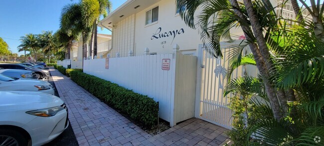 Building Photo - Perfect location in Fort Lauderdale Lovely... Unit D11 Rental