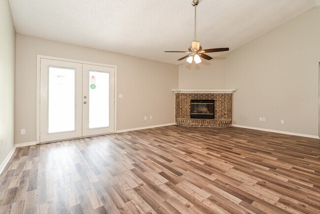 Photo - 1290 Bee St N