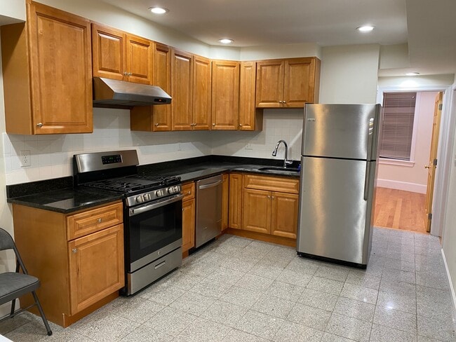 Building Photo - 179 Northampton St Unit 3