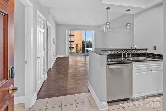 Building Photo - 300 W 5th St Unit 339