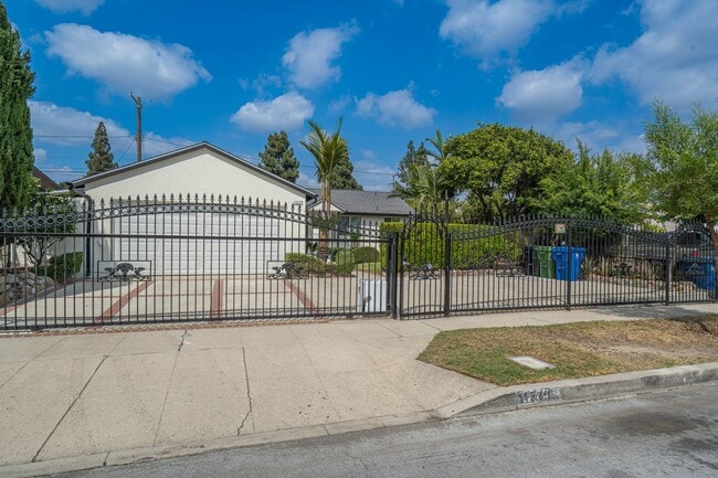 Building Photo - Single-Story 3-Bedroom Pool Home with RV P...