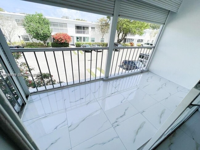 Building Photo - 6395 Bay Club Dr Unit 4