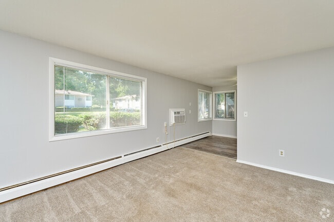 1 BR, 1 BA - 600SF Living room