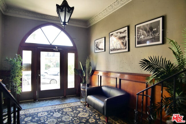 Photo - 611 Cloverdale Ave Unidad 305