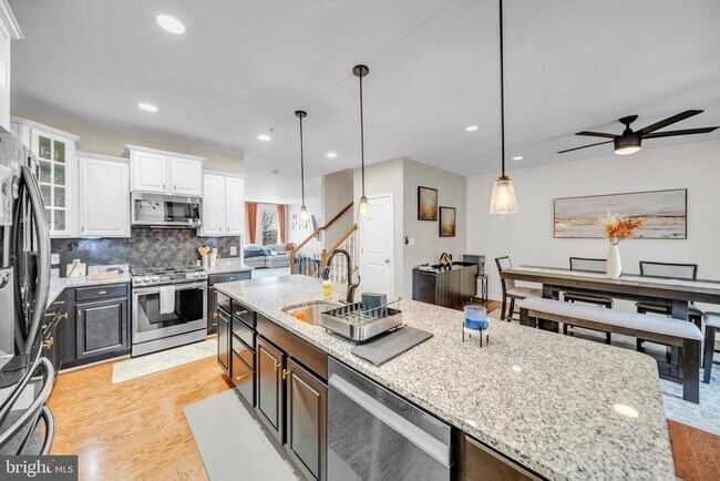 Photo - 2609 Campus Way N