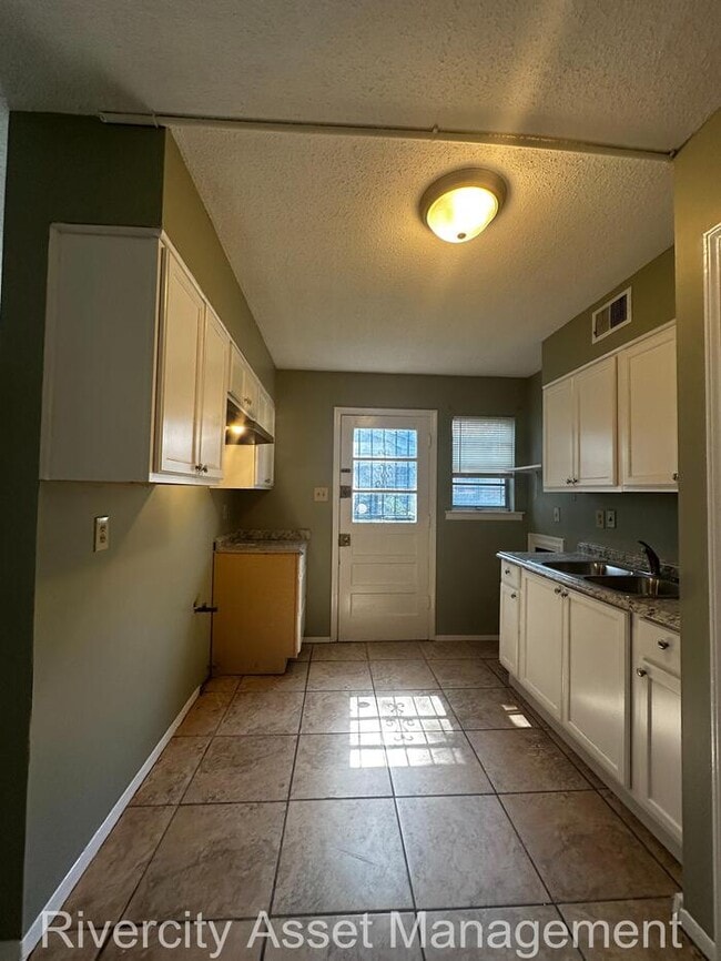 Photo - Charming Duplex Near University of Memphis...