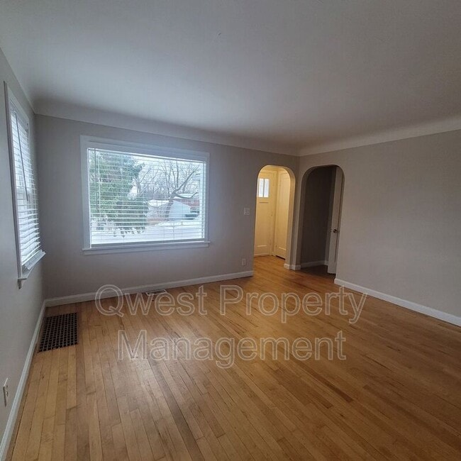 Photo - 864 Emerald Ave NE