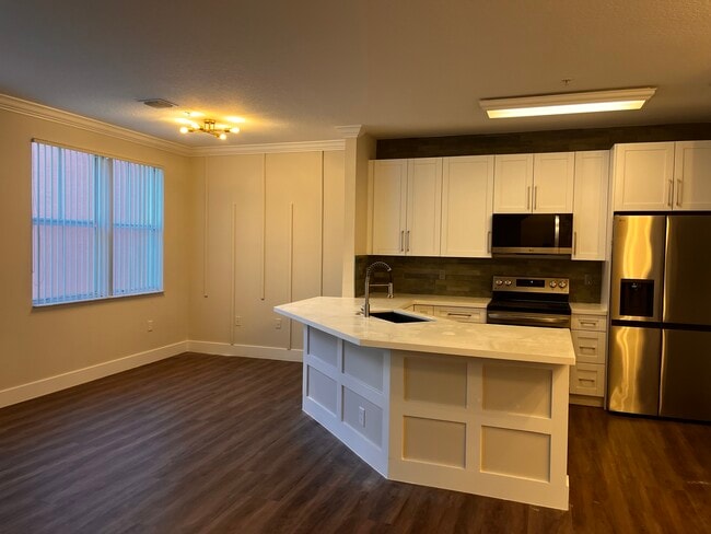 Cocina y sala de estar modernas y lujosas - 4602 SW 160th Ave Unidad 525