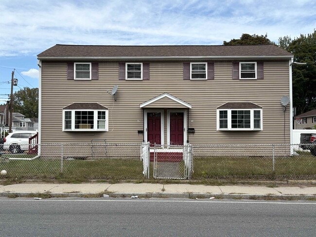 Building Photo - 61-63-63 Pelham St Rental