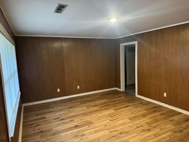 Photo - 2 Bedroom / 1 Bathroom Home with 1 Car Gar...