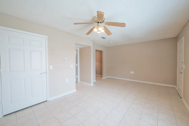 Building Photo - Autumn Chase Park Rental