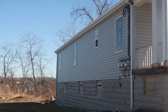 Left side - 7918 Lloyd Ave Unit 7918