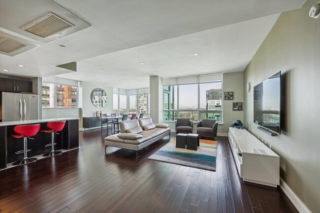 Photo - 20 Newport Pkwy Unidad PHB Rental