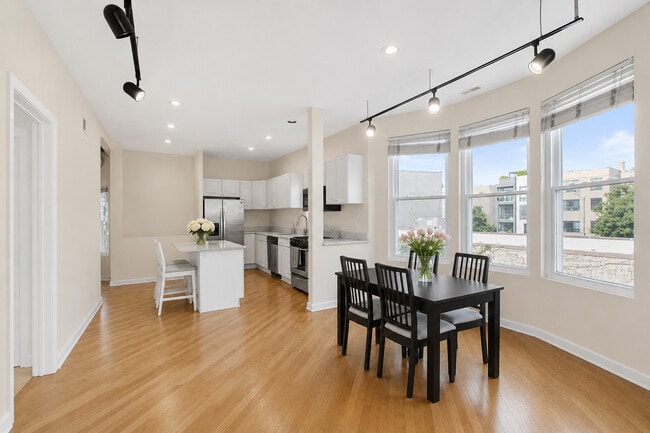 Photo - 1549 W Barry Ave