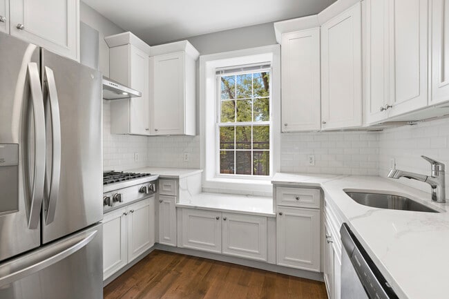20 W Holly St