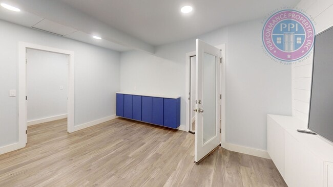 Newly Remodeled Home With Large Yard In Ro... - Newly Remodeled Home With Large Yard In Ro...