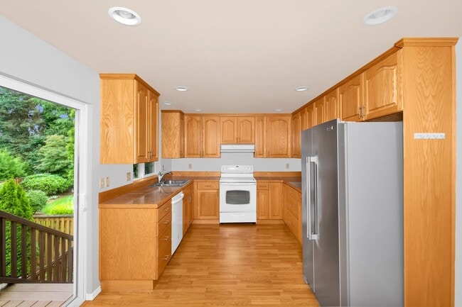 Photo - 4 Bedroom 3 Bath Split Level Kirkland