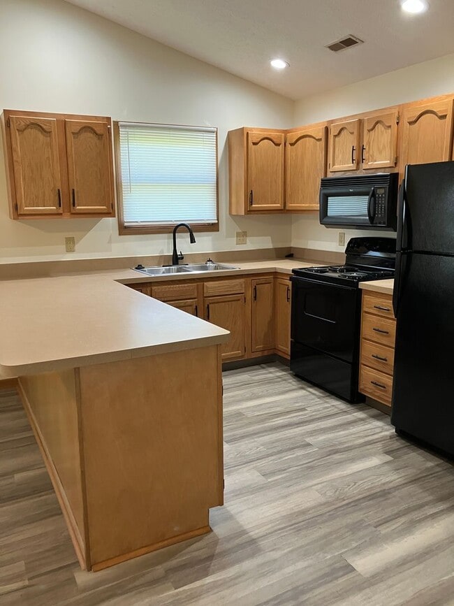Photo - Modern & Spacious 2-Bedroom Ranch Condo – ... Unidad 1370-D Wayne St