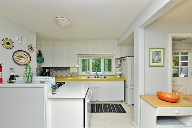 Photo - 208 Standish Rd