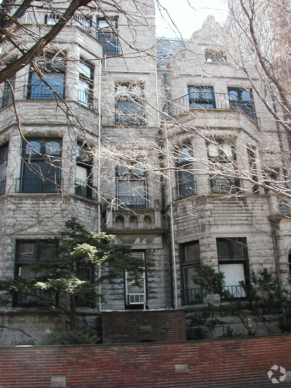 Building Photo - 1353 N State Pkwy Unit 4B Rental