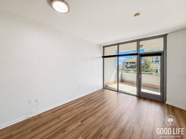 Building Photo - Beautiful 1BD/1BA Condo in Downtown W/ W/D...