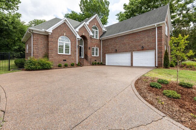 Photo - AVAILABLE NOW!-- Walk to Kenrose and Raven...