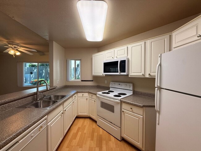 Building Photo - Gorgeous 1B/1BA Condo w/ Washer/Dryer, Walk-In Closet & Resort-Style Amenities!
