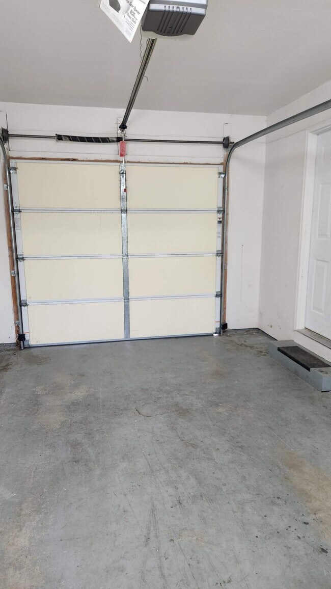 Single Car Garage - 525 N Diamond Ave