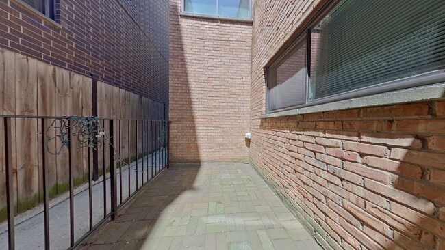 Photo - 719 W Buckingham Pl Unit 2