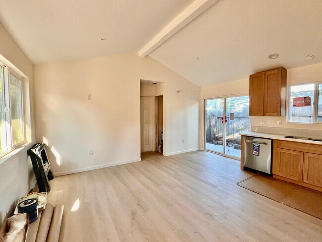 Photo - 1561 Royal Way