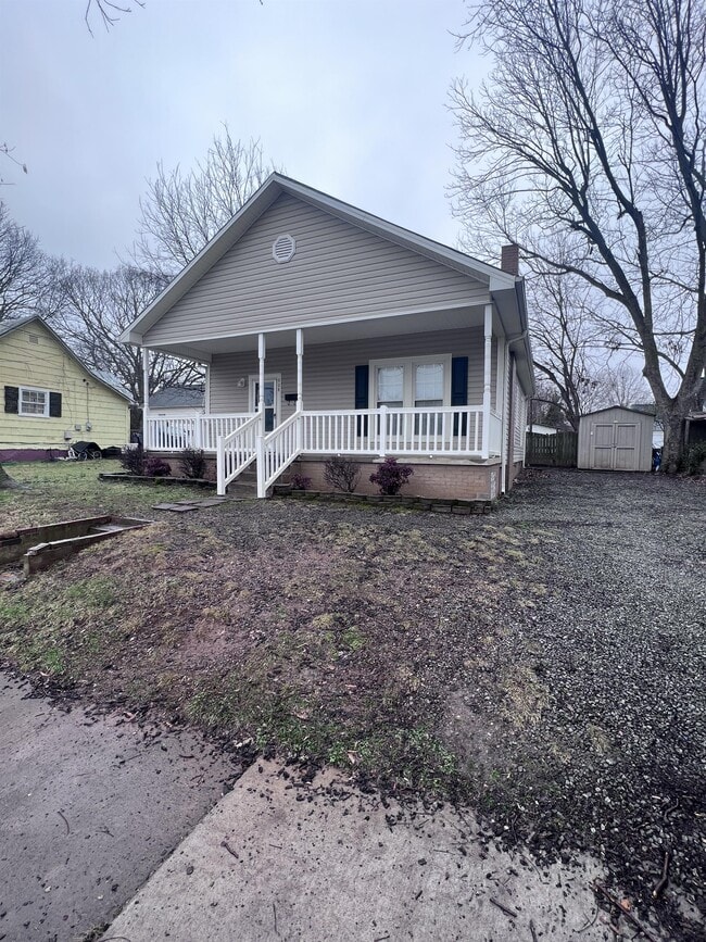 Photo - 908 E Morehead St House