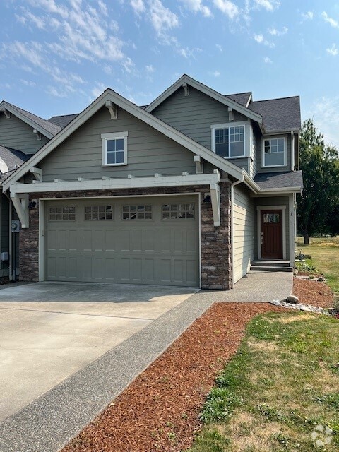 Building Photo - 2200 Greenview Cir Rental