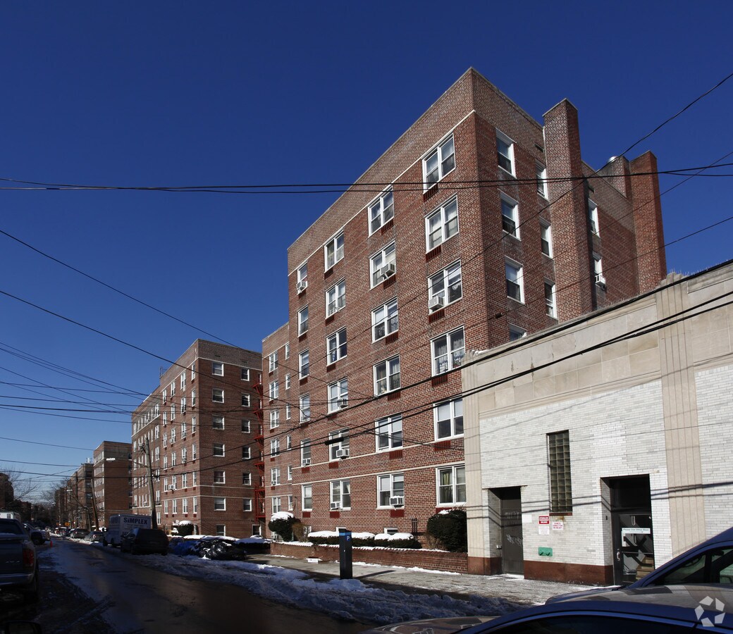 Photo - 63-45 Saunders St