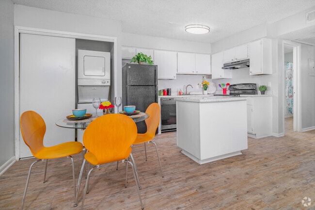 1 habitación, 2 baños - 800 pies cuadrados - Comedor