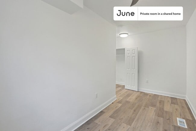 Room in Shared 5 bed/3.5 bath home in Upper Central NE