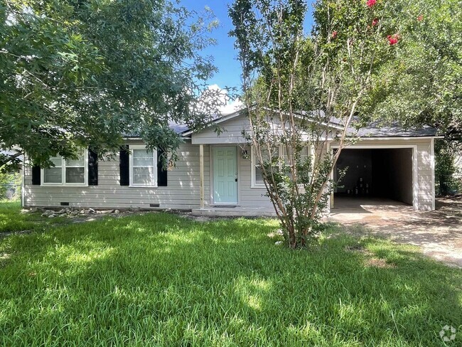 Building Photo - Beautiful Quiet Country Home