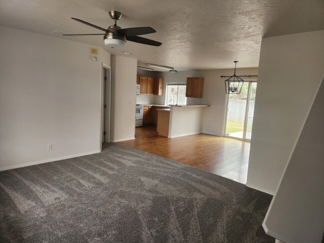 Photo - 1427 W Roberts Pl