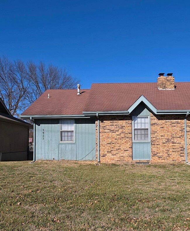 Building Photo - 2000 Square feet Duplex Southeast! $1195