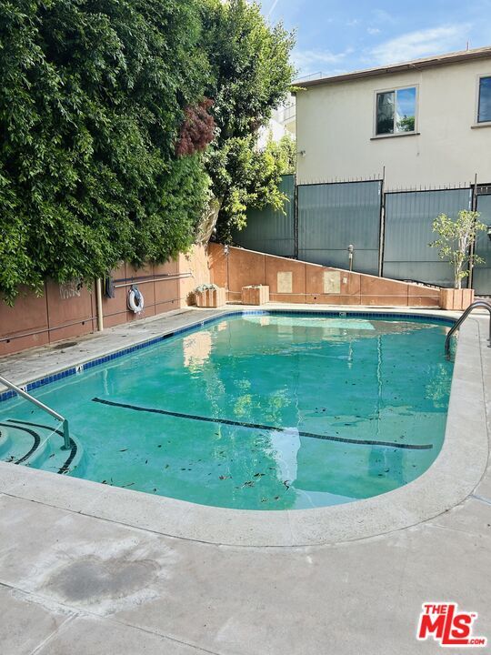 540 Kelton Ave Unit 402